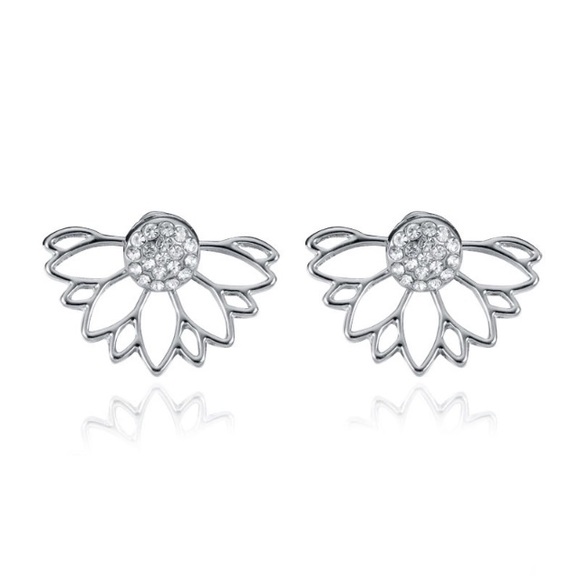 ๐๐FLOWER EARRINGS!!๐๐BLING! SILVER TONE! LOVE! - Picture 5 of 6